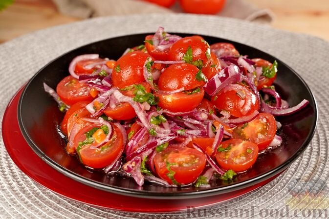 салат с крабовыми палочками и помидорами и красным луком | Дзен