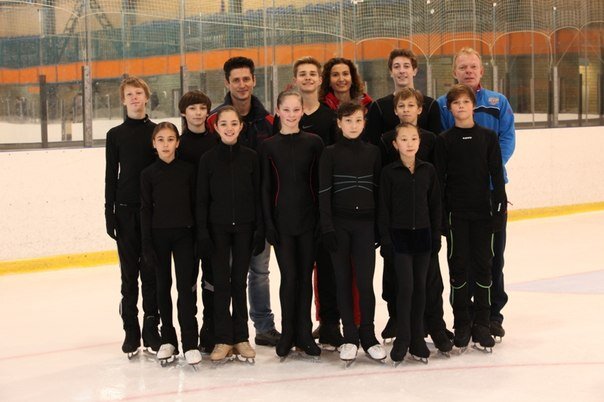 Алексей Ерохов, Женя Медведева, Юлия Липницкая, Элизабет Турсынбаева, Морис Квителашвили, Алексей Железняков, Этери Тутберидзе, Сергей Дудаков на катке "Хрустальный" в 2012 году.