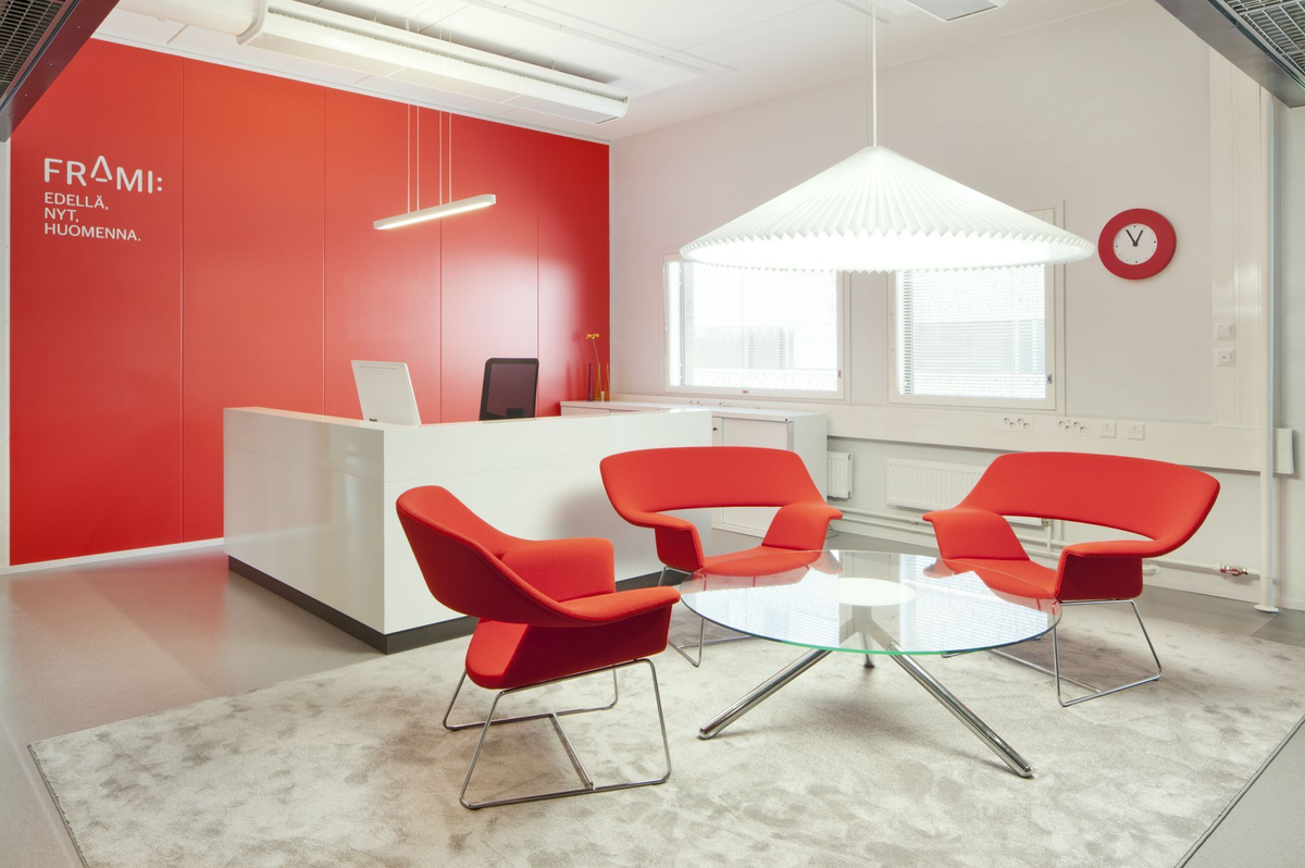 Красный цвет в интерьере офиса. Красно белый интерьер офиса. Интерьеры офисов красные. Офис красное и белое. Idea 20