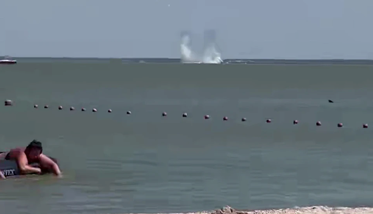 потеря двух самолетов над азовским морем. потеря двух самолетов над азовским морем. потеря двух самолетов над азовским морем. пролет истребителя в штормовом. су 27 над пляжем видео.