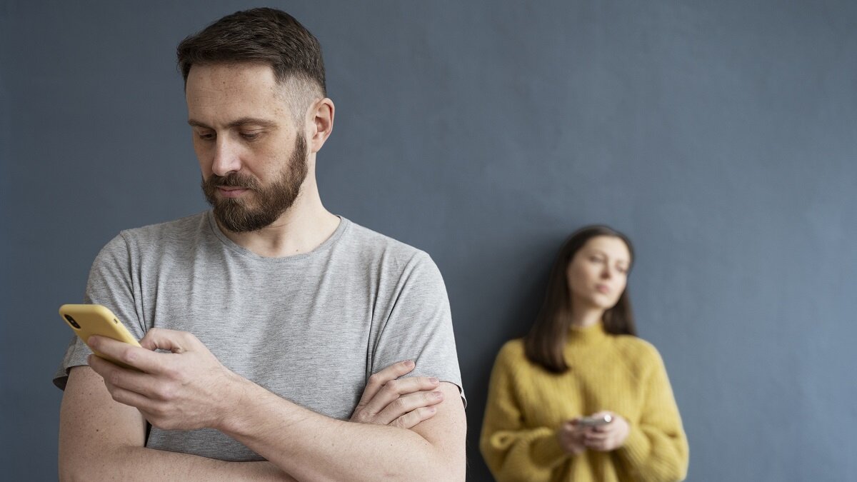    Пара расстается