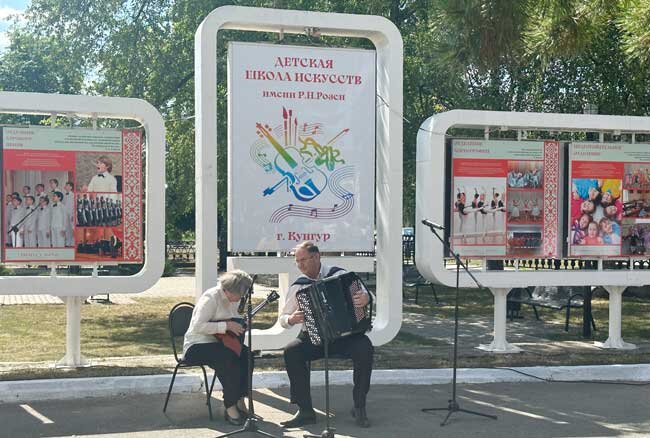 Семейный дуэт Татьяны и Бориса Клейменовых подготовил музыкальный номер на баяне и балалайке