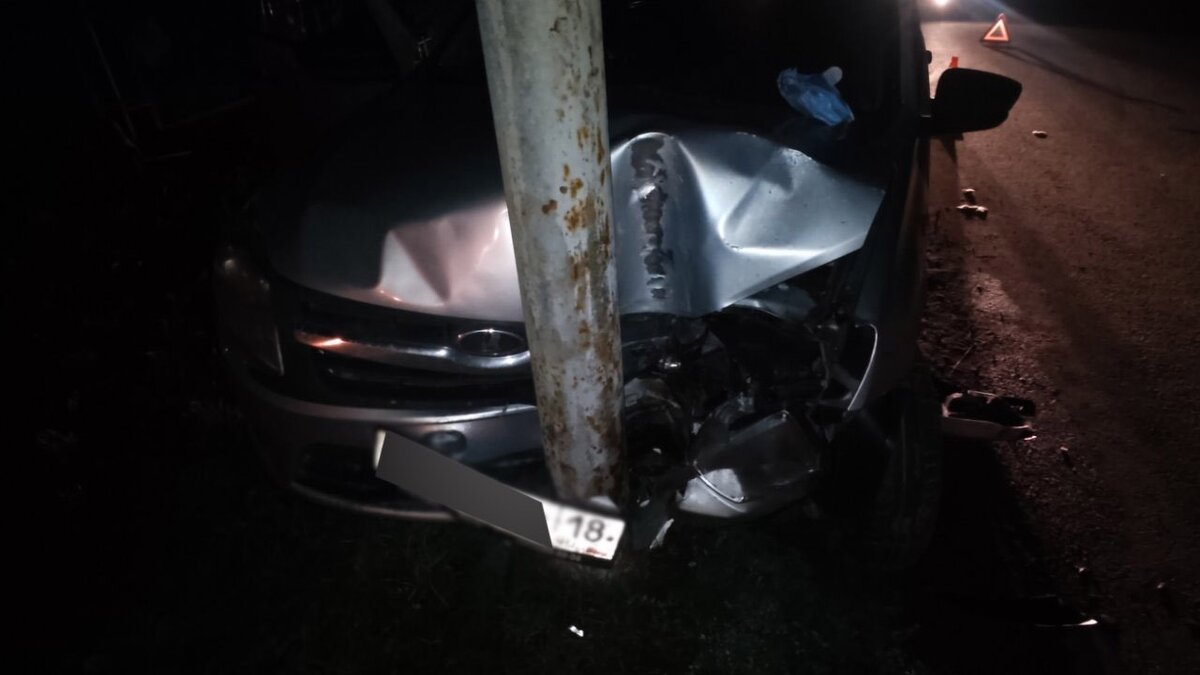     Поздней ночью с 18 на 19 июля в Ижевске напротив дома № 19, расположенного на улице Ворошилова, 21-летний водитель автомобиля Лада Гранта не справился с управлением и врезался в фонарный столб. Травмы получили трое его пассажиров.