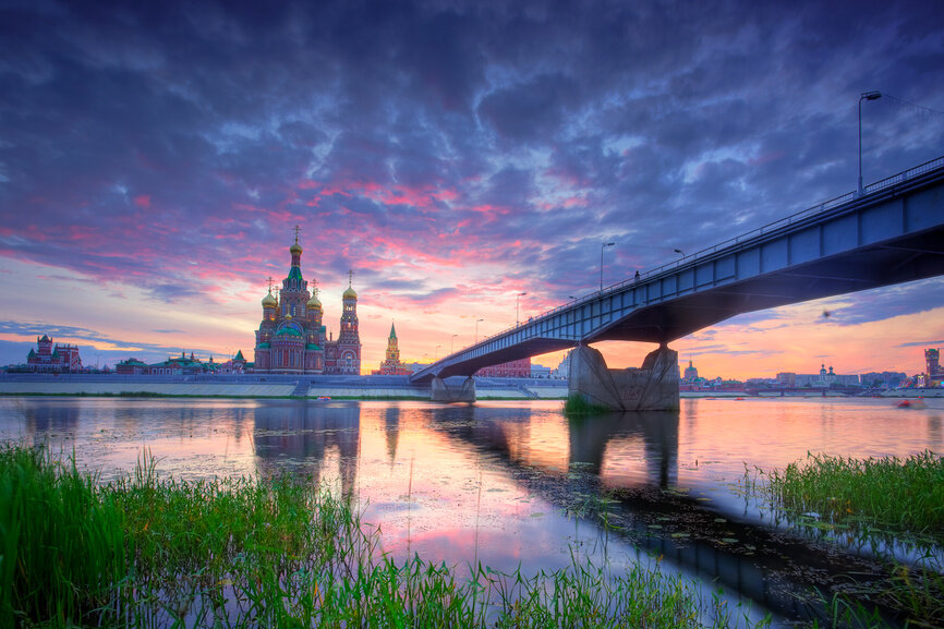 Закат на фоне Театрального моста и собора Благовещения Пресвятой Богородицы. Йошкар-Ола. Республика Марий Эл © Литвяк Игорь / Фотобанк Лори