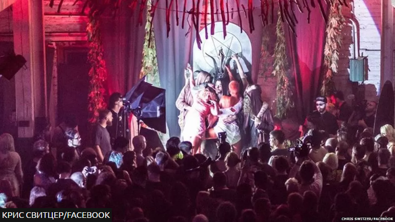 Открытие статуи произошло на секретном мероприятии для членов Храма, на которое обладатели VIP-билетов были приглашены позировать с Бафометом.                         ИСТОЧНИК: КРИС СВИТЦЕР/FACEBOOK
