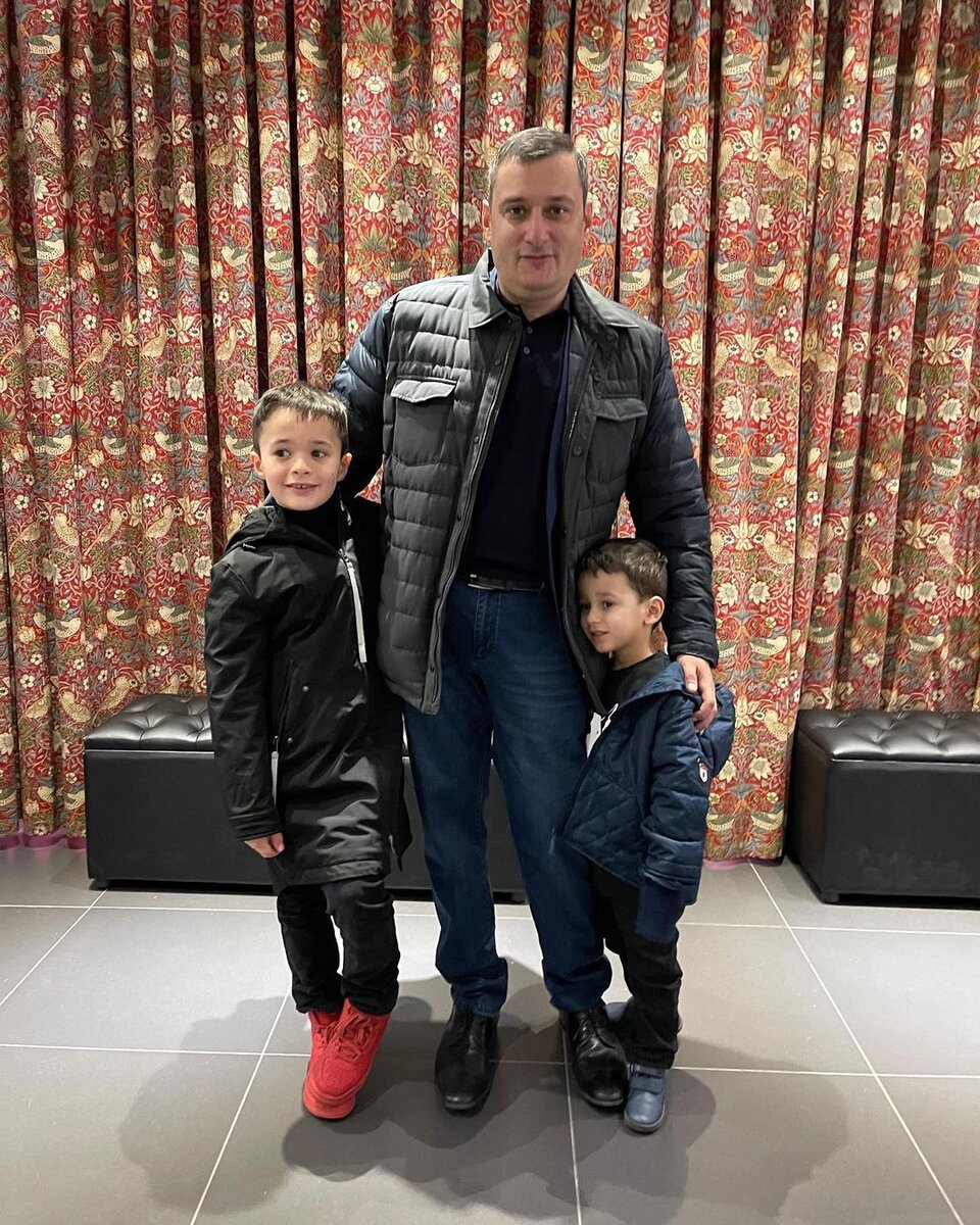 Александр Хинштейн с сыновьями.