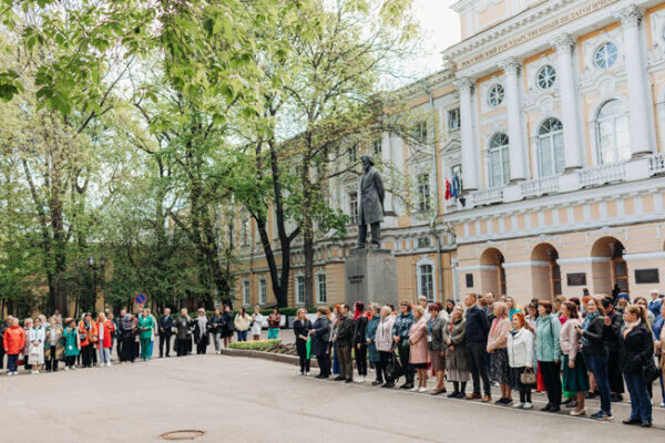    Участники конкурса Арктур и форума у памятника Ушинскому во дворе РГПУ имени Герцена