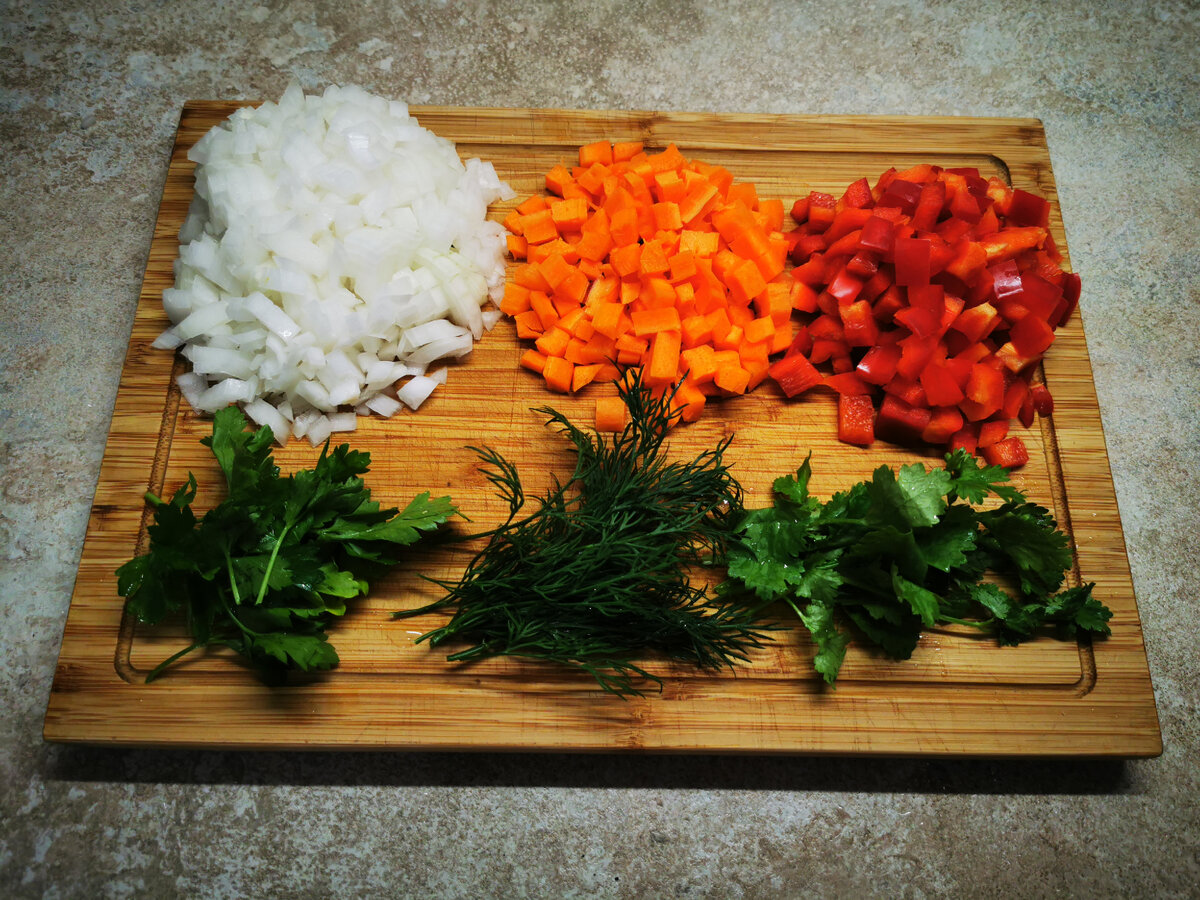 Овощи нужно порезать одинаковыми кубиками.