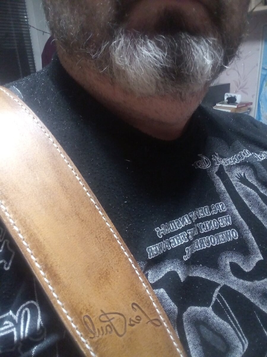 Кожаный ремень не скользит по плечу