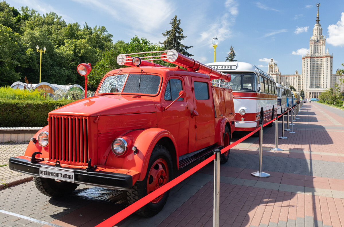 Ретрорейс» прокатился по Москве: самые яркие автомобили | Motor.ru | Дзен