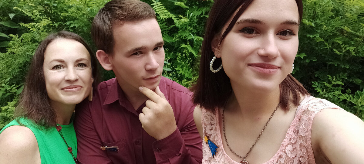 Тема сирот прочно вошла в мою жизнь больше двух лет назад. На фото я с одним из своих подопечных и с девочкой из того же детского дома. Она не моя подопечная, но мы с ней тоже очень круто общаемся) Фото с их выпускного. Всё нарядные, счастливые, а впереди долгая жизнь и непростые порой выборы