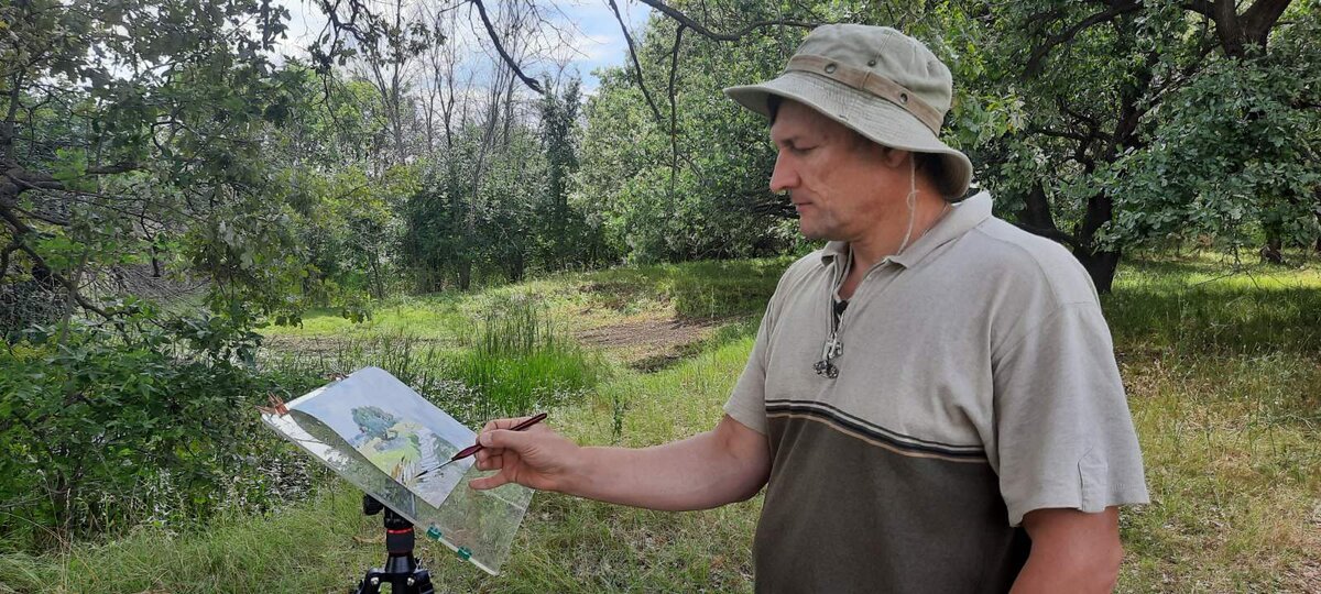 Фото сделано во время интервью, здесь Павел пишет этюд с легендарным мостиком, который был изображён художником уже не в первый раз. 