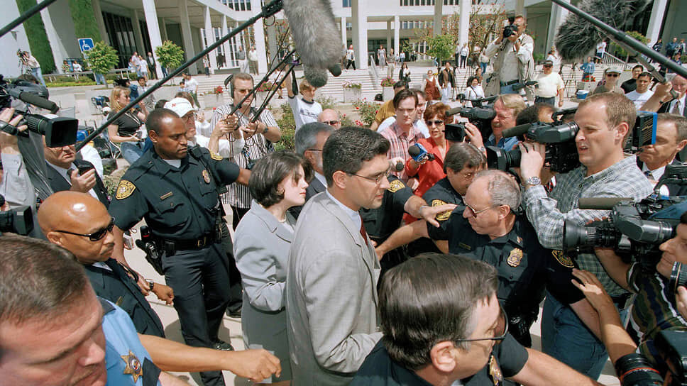 Фото: Chris Pizzello / AP📷В разгар скандала Моника Левински (в центре) постоянно была окружена полицейскими и репортерами