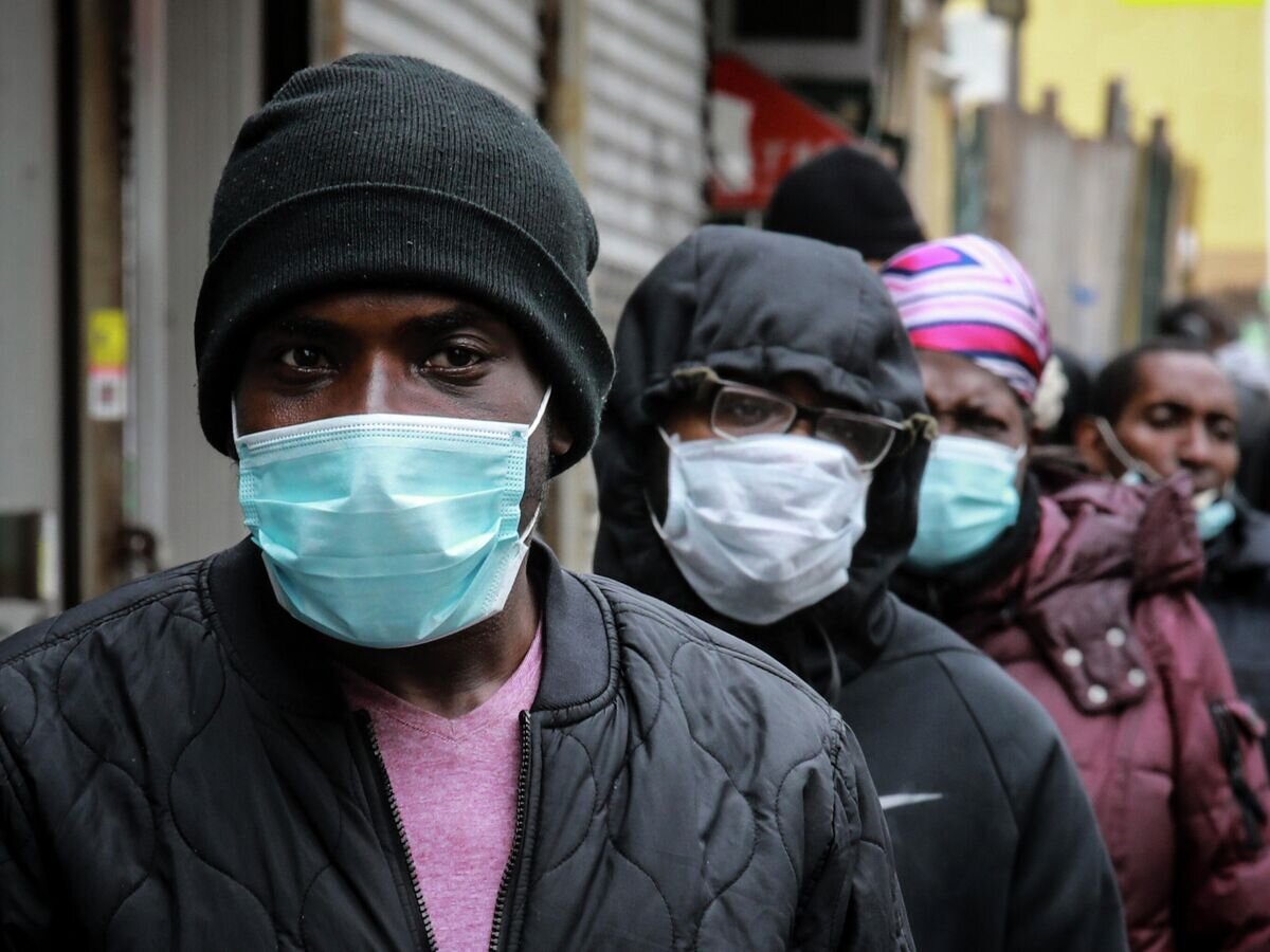 Люди в очереди за масками и едой в районе Гарлема в Нью-Йорке, США© AP Photo / Bebeto Matthews