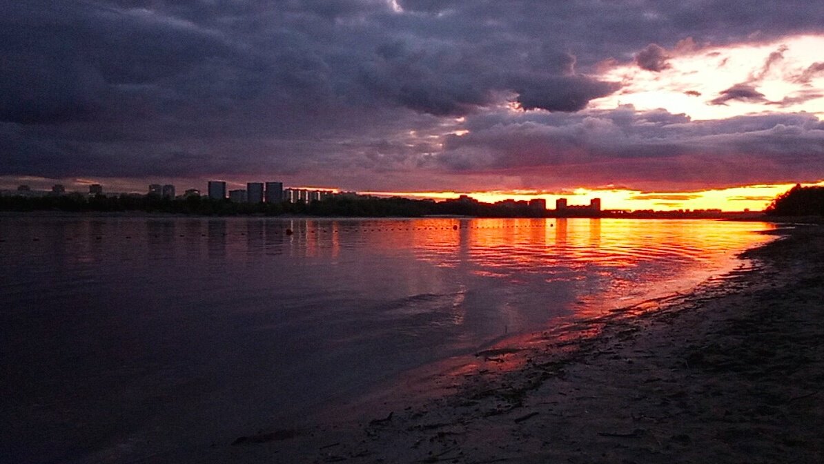     Прогноз синоптиков вызывает желание остаться дома.