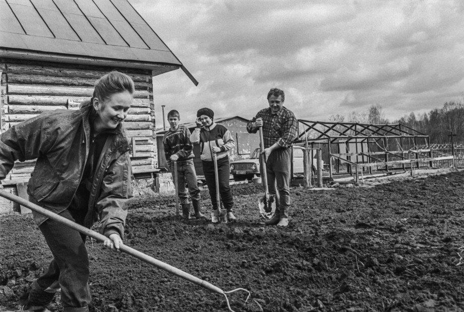 Участок советский. Огород СССР. Дачники СССР. Советская дача. Дачная жизнь в СССР.