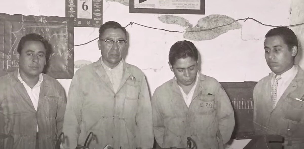 Семья Трехо на предприятии. Слева направо: Авраам Трехо Солис, Габриэль Трехо Анхелес и братья Авраам Лусио и Анхель Трехо Солис. Фото 1959 года.