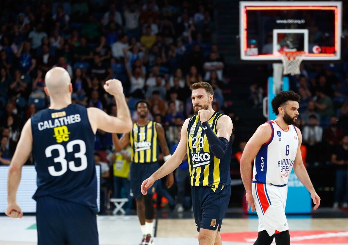 ​«Фенербахче» хоть и стал вторым в таблице прошлой регулярки, однако в плей-офф не добрался даже до финала, уступив «Анадолу Эфесу». Фото: fenerbahce.org