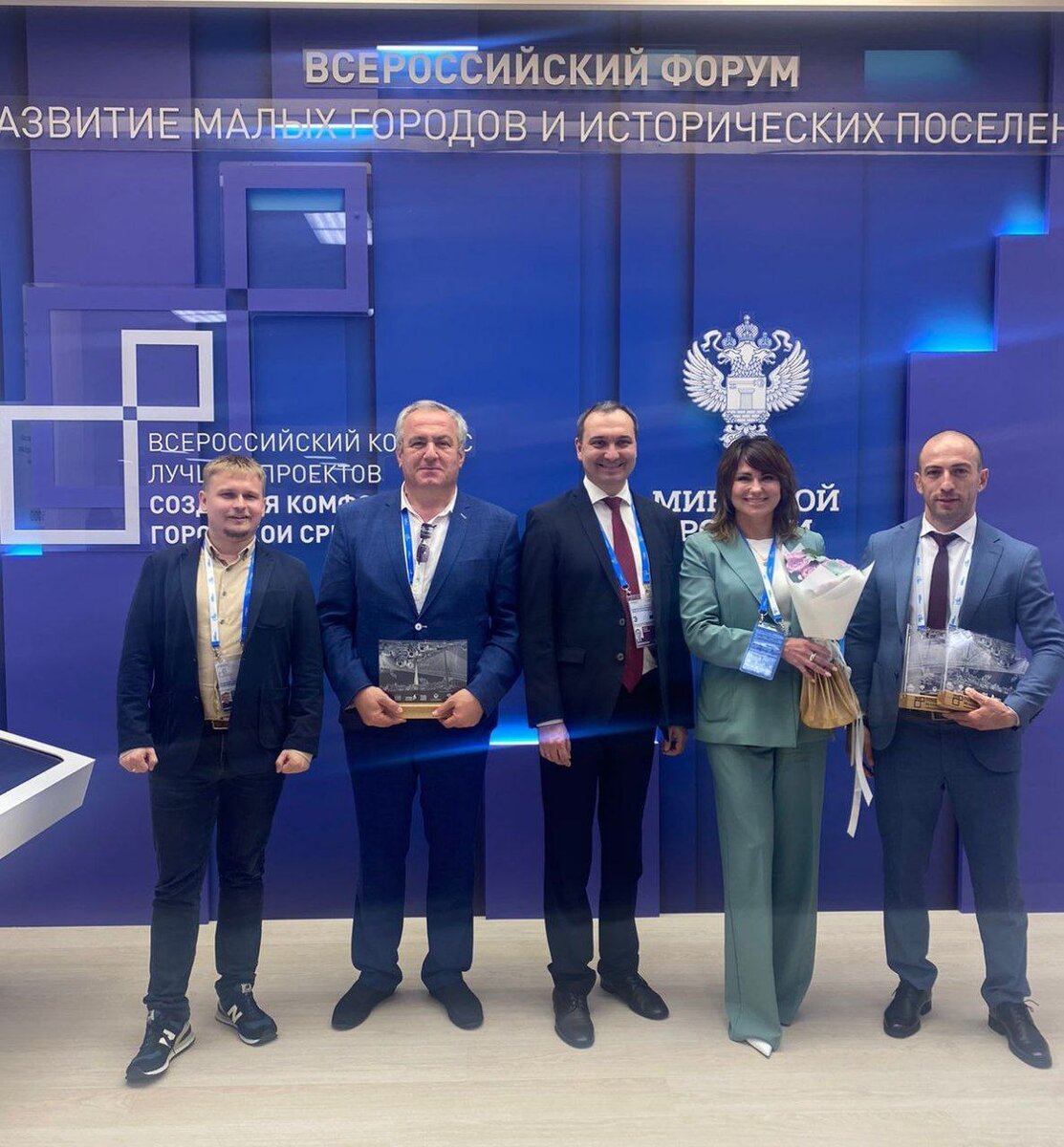 ❗️Селение Нар стало победителем VIII Всероссийского конкурса лучших проектов создания комфортной городской среды.   
Победу в номинации «Историческое поселение» Северная Осетия одержала впервые. Населённый пункт получит из федерального центра на развитие 63,8 млн рублей. 
 
⏺На форуме «Развитие малых городов и исторических поселений» республику представляли заместитель министра ЖКХ, топлива и энергетики Батраз  Надгериев и первый  заместитель главы Алагирского района Роман Гозюмов. 
 
✔️На площадке подвели итоги конкурса по благоустройству малых городов. Из 496 заявок отобрали 145: из Северной Осетии вошли проекты трех населенных пунктов. Наряду с Наром в номинации «Малые города» победителями стали Ардон и Дигора. Они получат по 72,3 млн рублей. Часть средств добавят из регионального бюджета.

В состязании участвуют города с численностью населения до 200 тыс. человек, а также исторические поселения федерального и регионального значения.