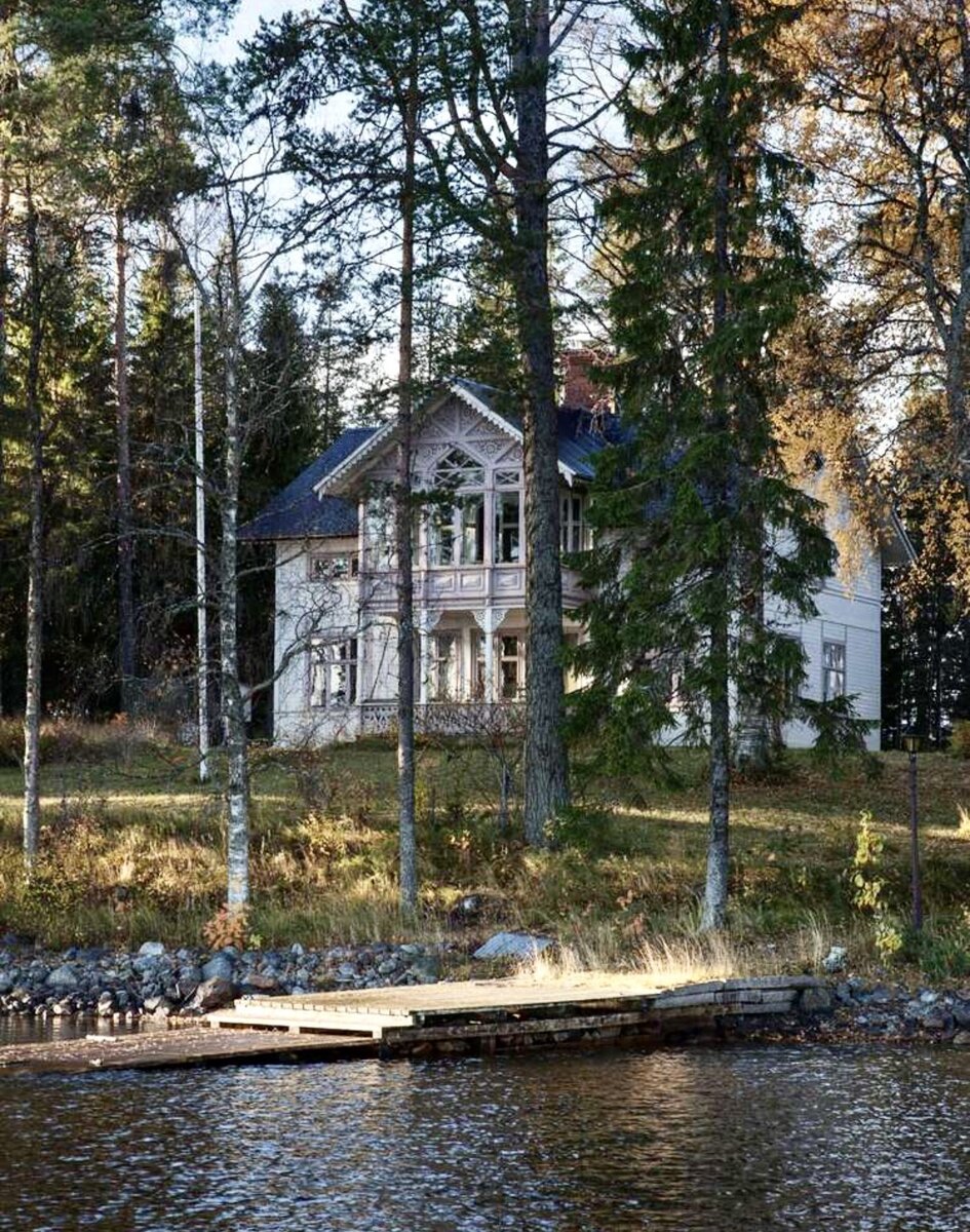Этот загородный дом имеет свою историю, и чтобы вы поняли всю суть, я расскажу её с самого начала.  Данный дом находится прямо на небольшом острове в шведском городе.-2