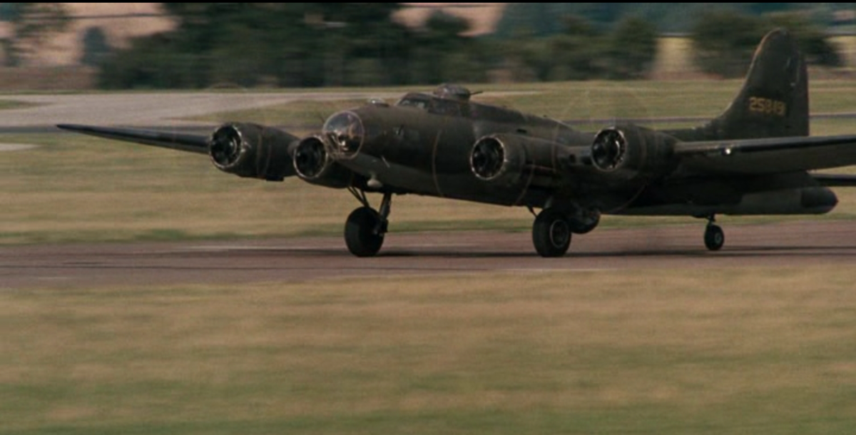 Бомбардировщик В-17G переделанный в В-17F. Кадр из фильма