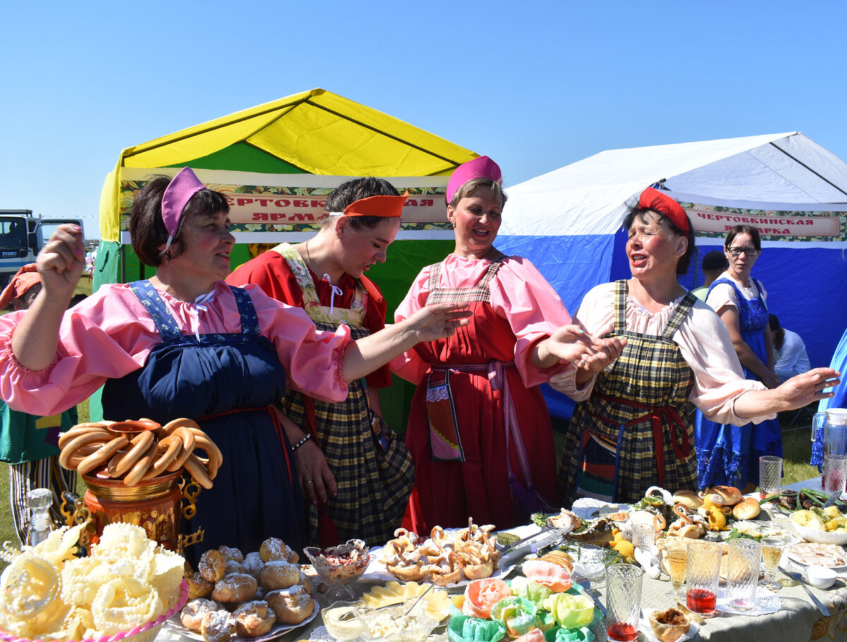 Патриоты родного села, команда Твороговского поселения «С бухты-барах- ты», стали абсолютными победителями фестиваля.