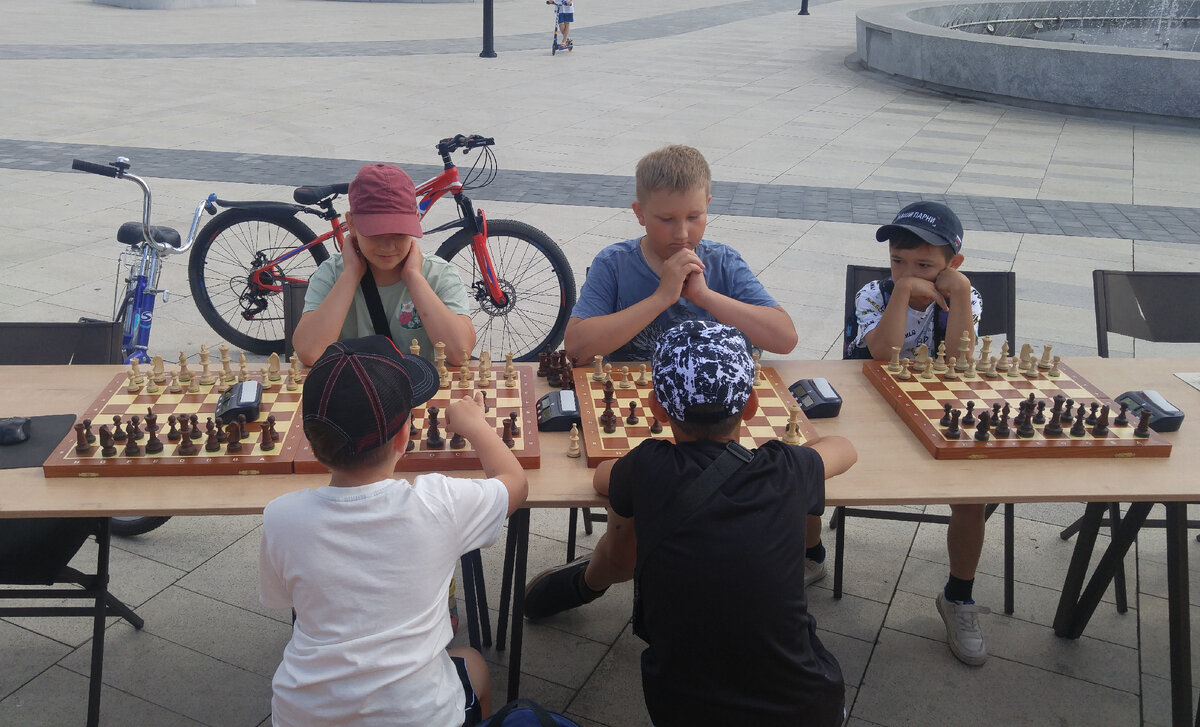 В полдень у центрального городского фонтана на улице Ленина места за столами заняли в основном дошкольники и учащиеся младших классов. 