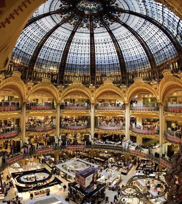 Галерея Лафайет, немного напоминает театральный зал.