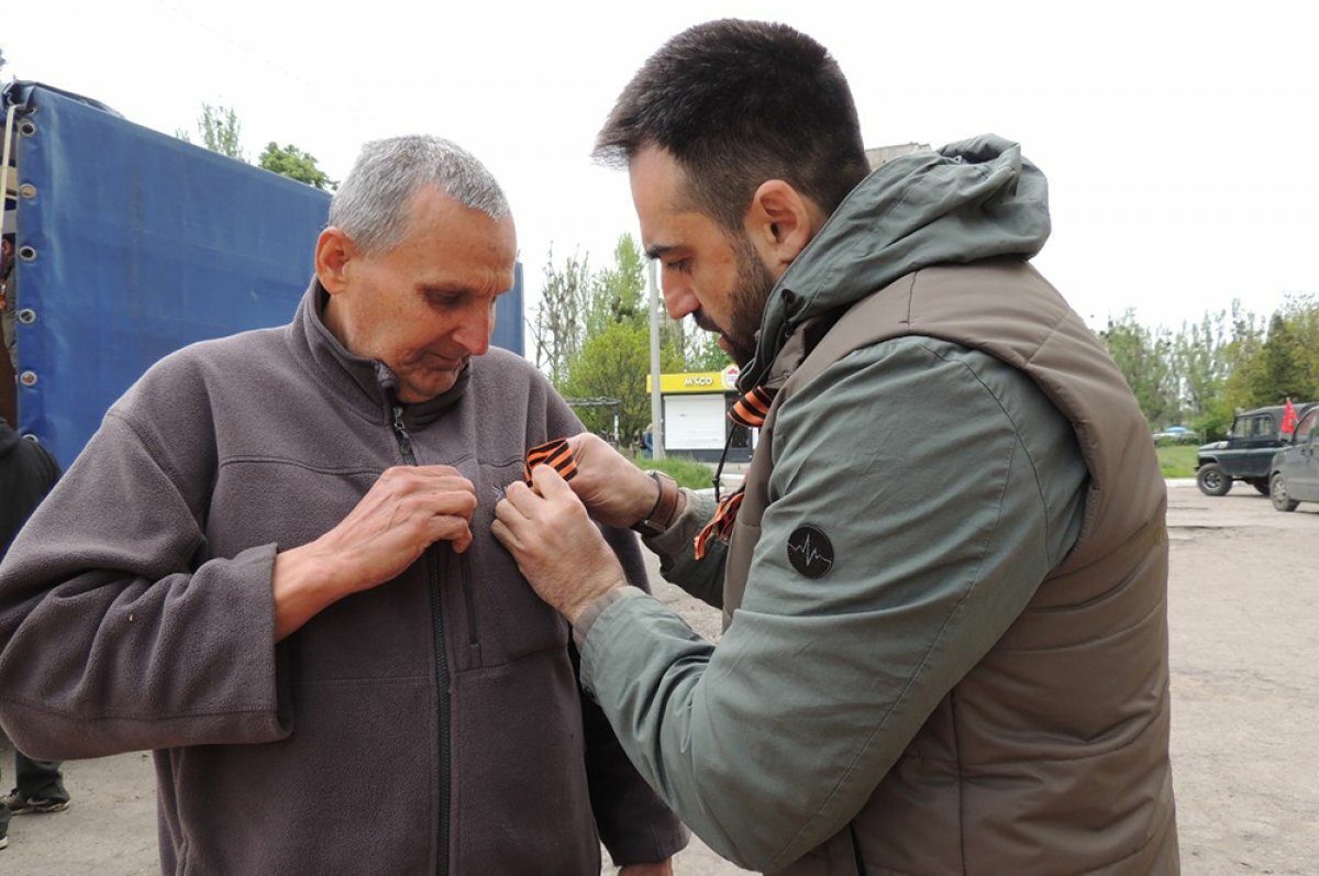    Георгиевскую ленту жители Лисичанска принимали из рук волонтёров этнодесанта с гордостью. Теперь её можно носить без страха!