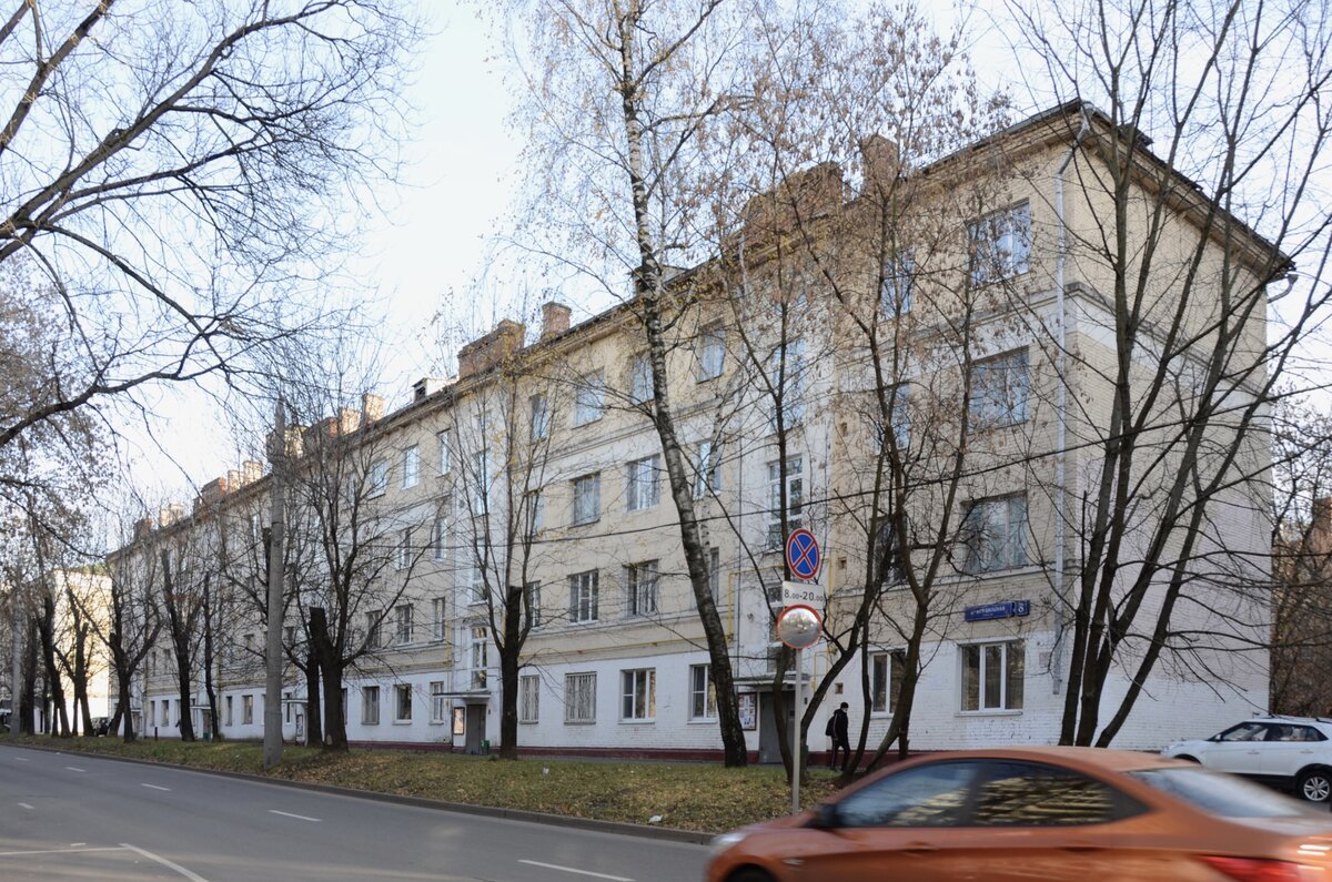 2-я Прядильная улица, 8. Жилой дом Прядильно-ткацкой фабрики 1925 г. постройки, представитель эпохи авангарда в Измайлове. Находится в программе реновации и вскоре будет утрачен. Вид с северо-запада. 