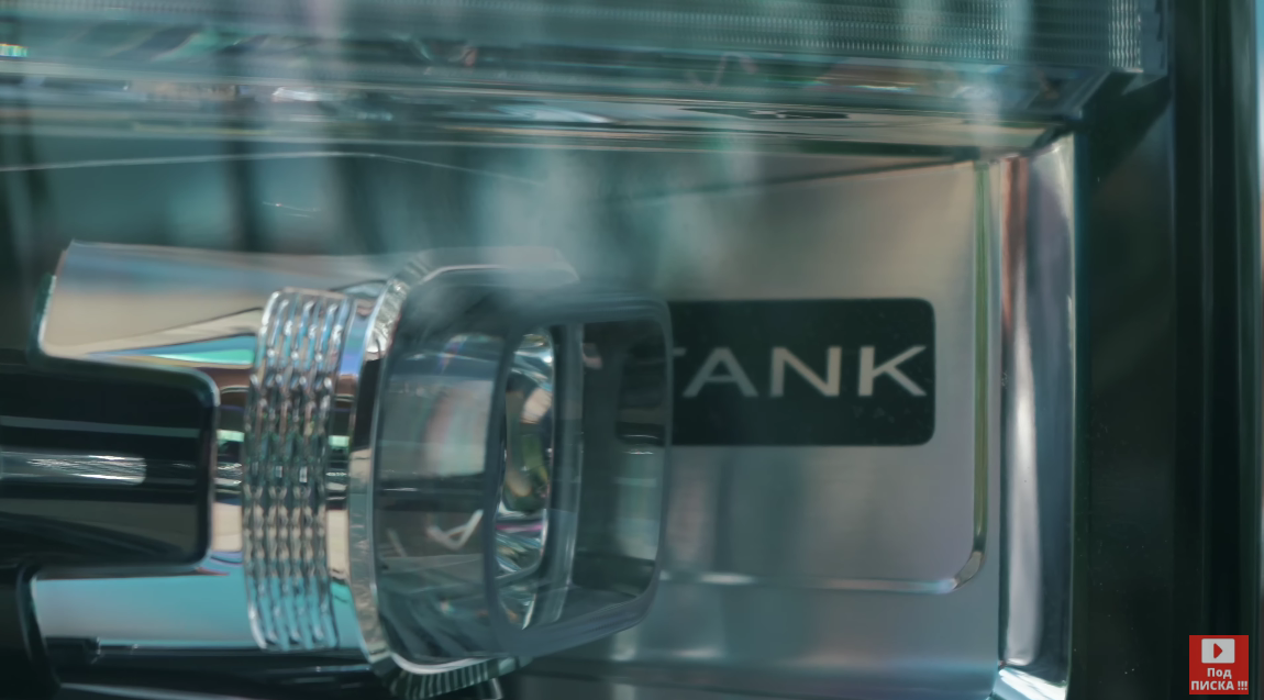 Танк 500 хоть и кажется громадным, на деле он вовсе не запредельный великан. По размерам (длина 4886 мм, ширина 1934 мм, высота 1905 мм) он едва перерос родственный Haval H9, но при этом слегка не дотянул до Toyota Land Cruiser 300. Хотя колёсная база «китайца» — 2850 мм — точно такая же, как у Крузака.