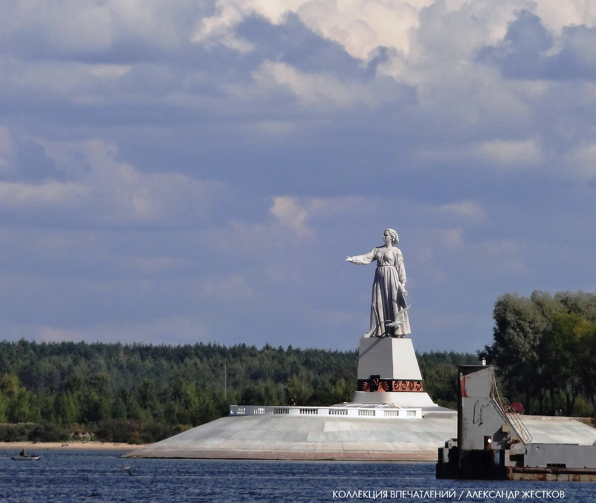 Монумент Мать-Волга в Рыбинске. Скульпторы С.Шапошников и В. Малашкина. Фото из книги "Круиз Москва - Петербург. Коллекция впечатлений"