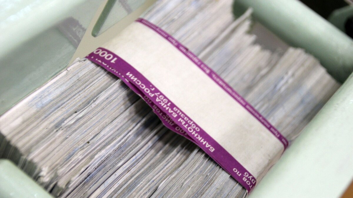     Злоумышленники вытащили сейф с 12 млн рублей, люксовыми часами и ювелиркой.