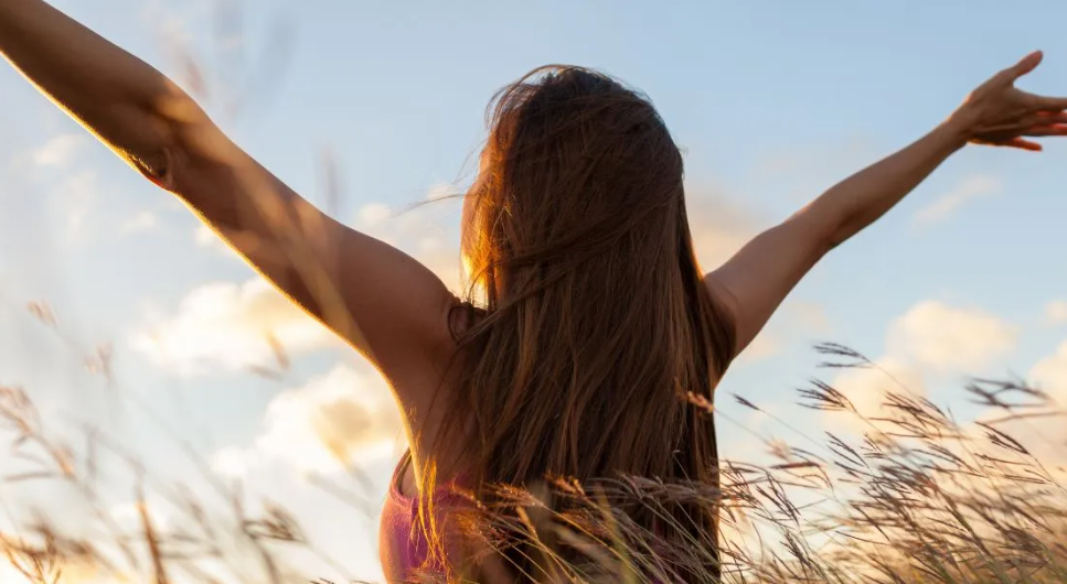 Пришло время сделать выбор. Будете ли вы нести этот тяжелый рюкзак вины в гору или сбросите его и свободно подниметесь к вершине самопринятия и счастья?