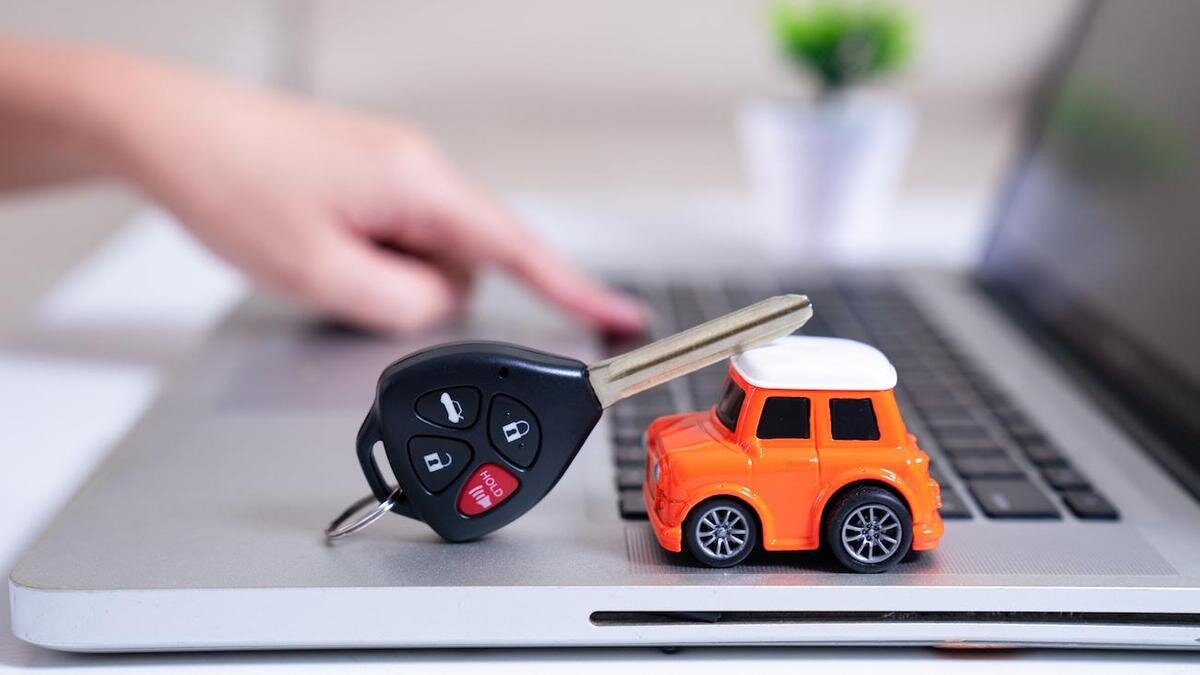    Ключи от машины и игрушка лежат на нотубуке:krisanapong detraphiphat/Getty Images