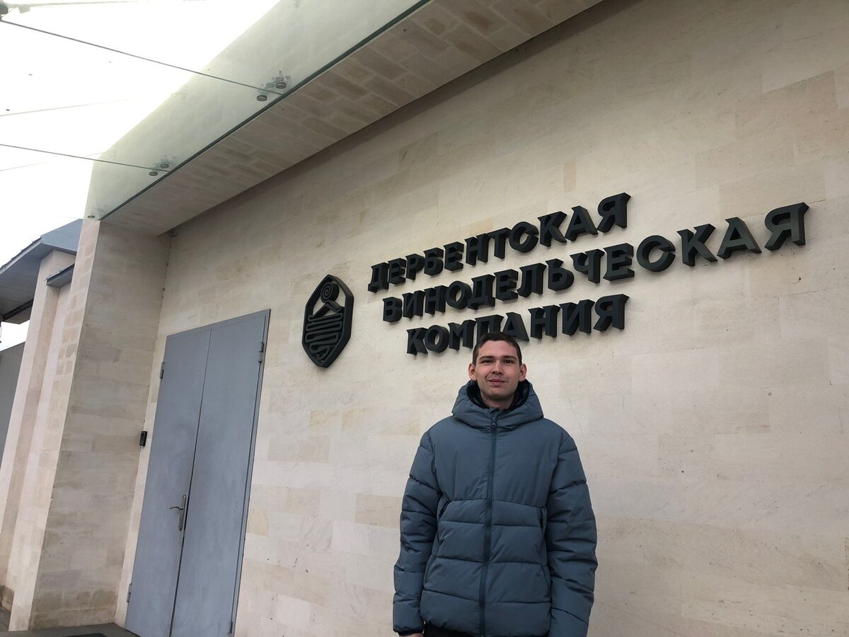 Солнце, гора и море - логотип компании.