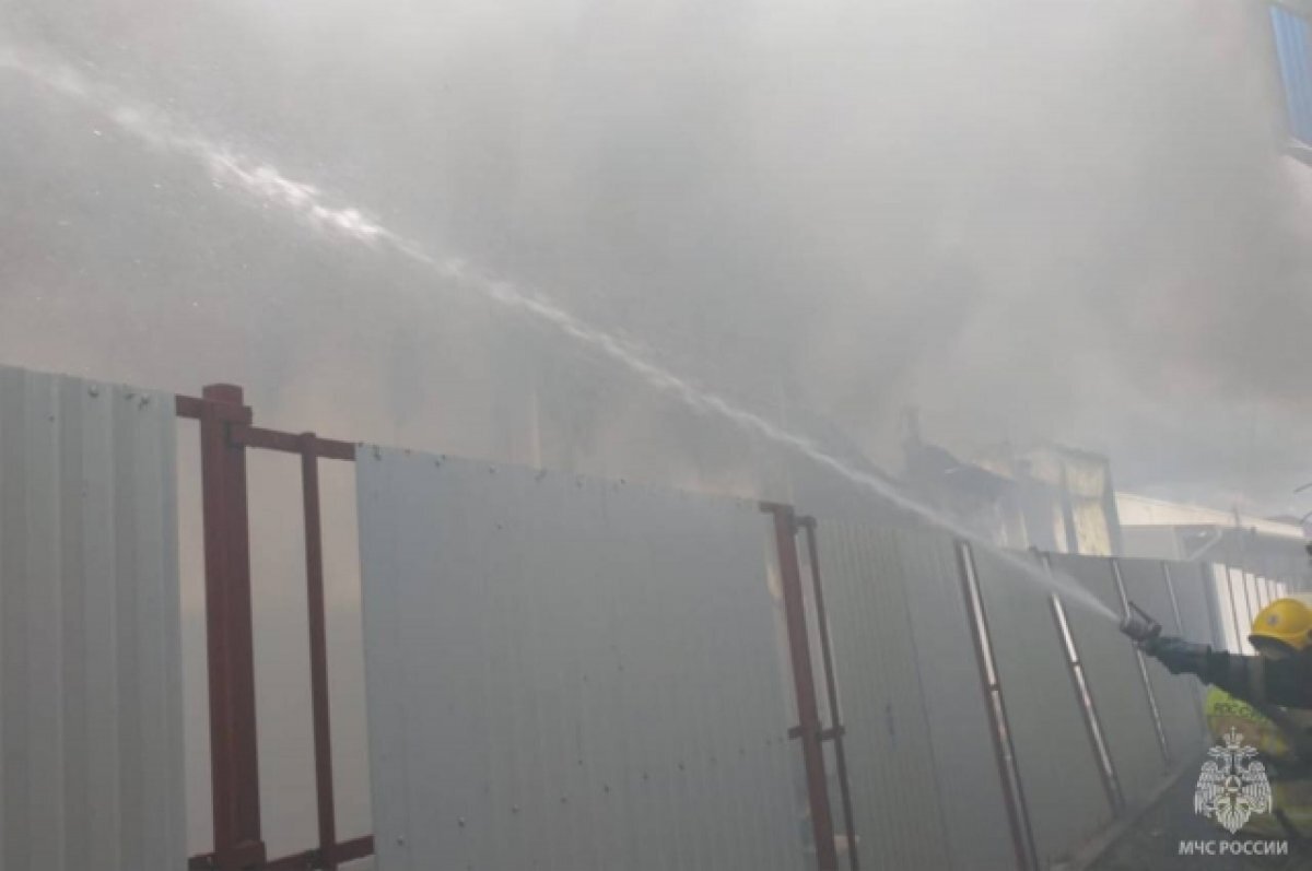    В Новороссийске потушили пожар на складе площадью в одну тысячу кв. метров