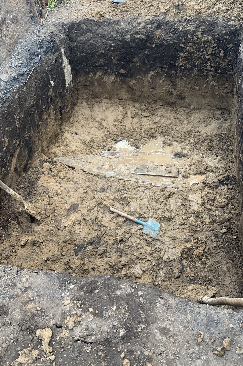 Яма 120 см глубина ,далее грунтовые воды.