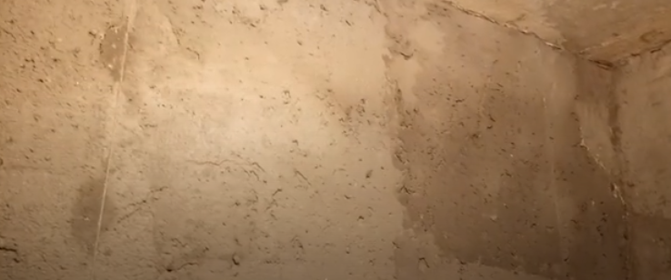 Загрунтованные стены под укладку кафельной плитки