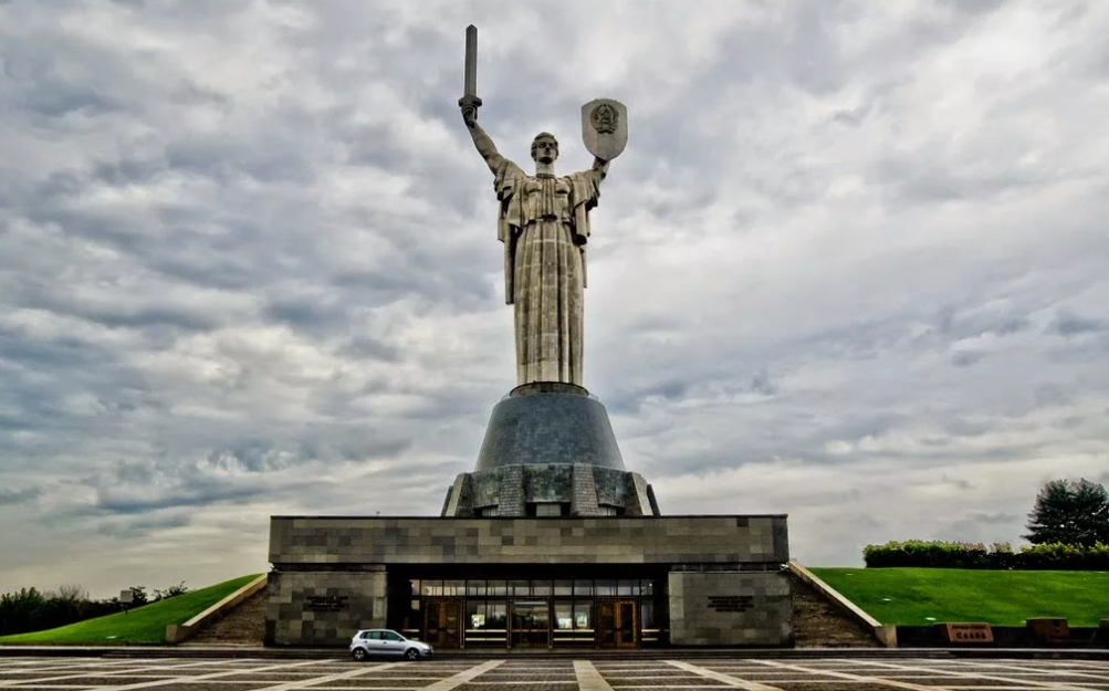 Название монумента победа. Мемориальный комплекс Родина мать Киев. Статуя Родина мать в Киеве. Монумент скульптура Родина мать Киев. Памятник Победы в Киеве.