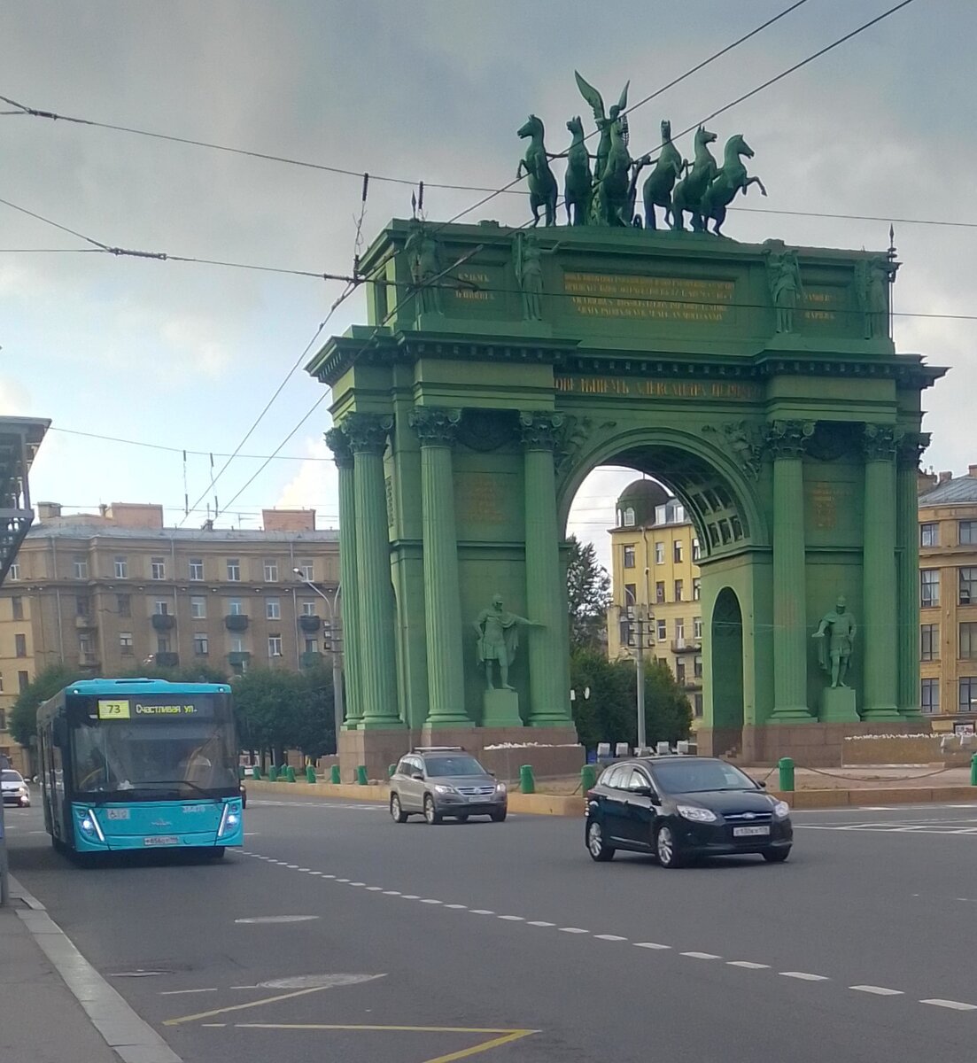 Автобус маршрута № 73 на пл. Стачек