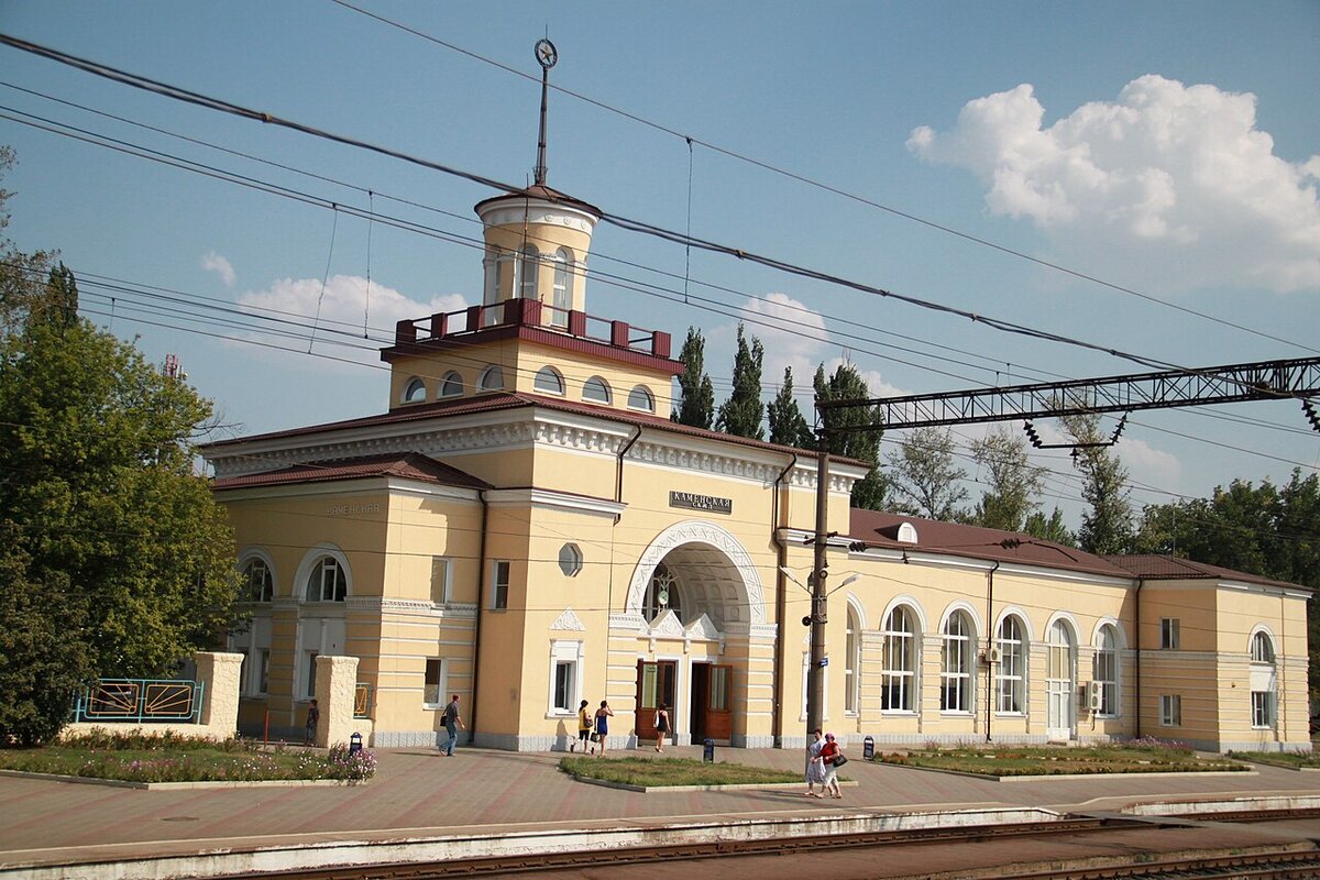 Вокзал станции Каменская, рядом с которым произошла катастрофа. Фото: Max071086, Википедия