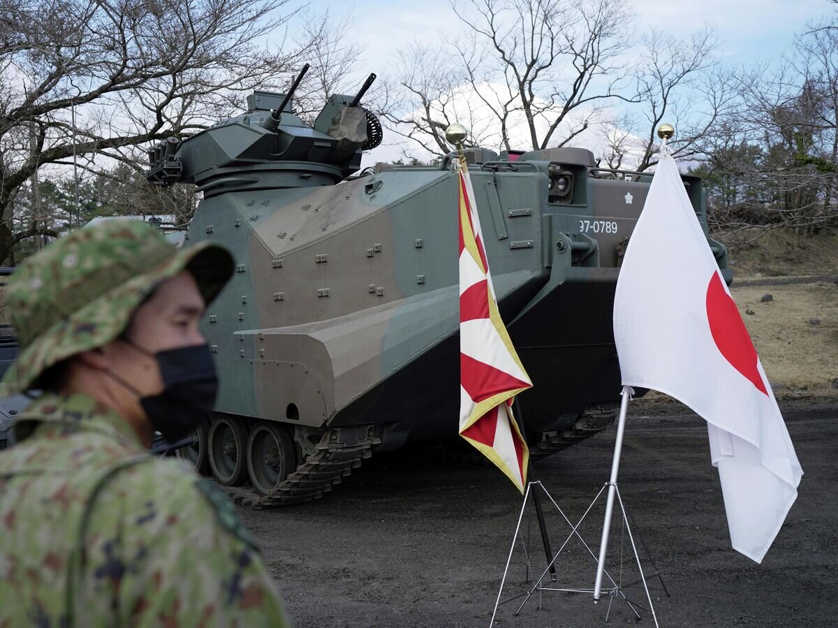    Десантно-штурмовая машина-амфибия 7 (AVV7) Сухопутных сил самообороны Японии на полигоне Хигаси Фудзи© AP Photo / Eugene Hoshiko