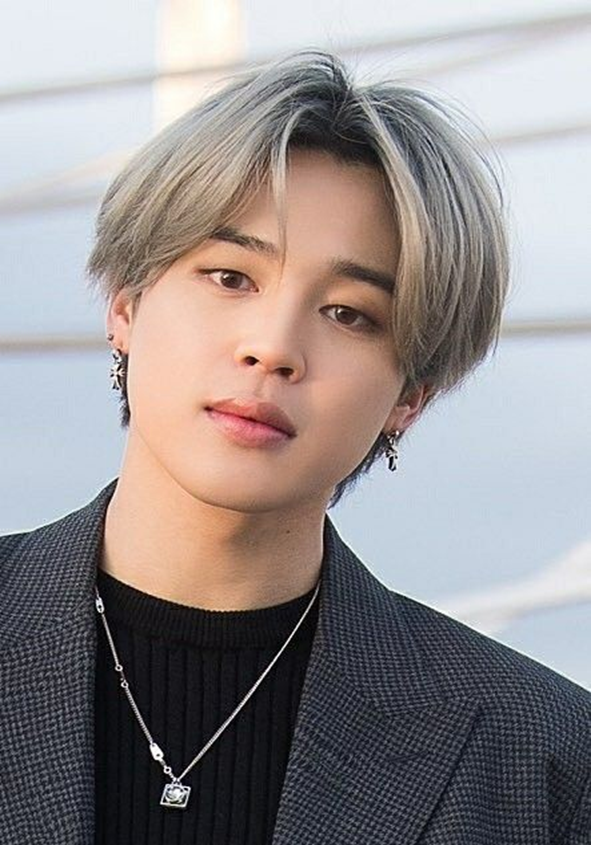 Но, к нашему удивлению, совсем не похожи, Чимин более чувствительный и мягкий, у него много планет находятся в водной стихии, он этакий Весы-Рак, с Асцендентом в Раке. 