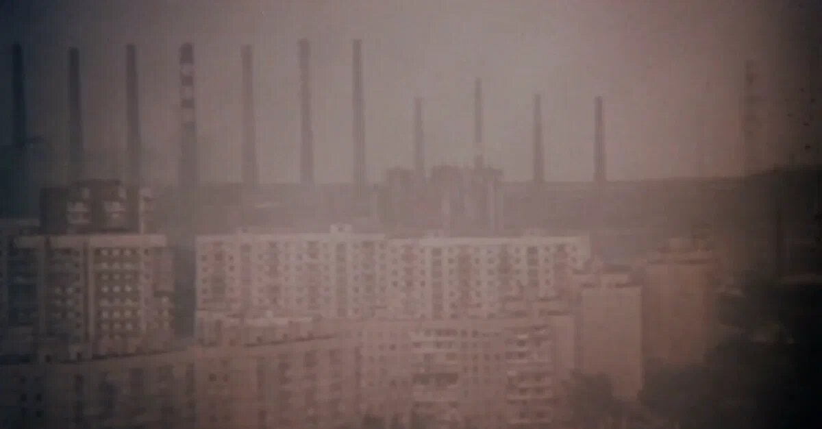 Панорама промзоны Мариуполя, нависающей над жилыми районами. Скрин с фильма "Маленькая Вера"
