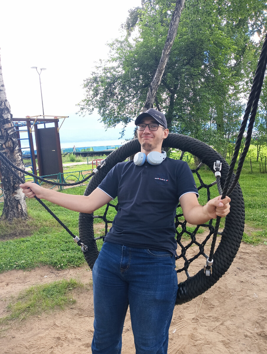 Вот это замечательный и импозантный мужчина помогал мне 🥺