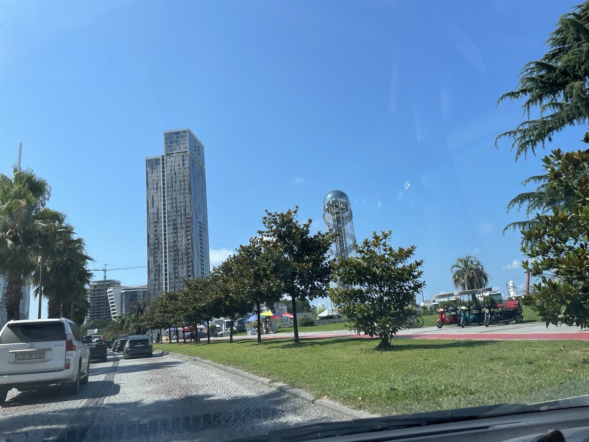 Батуми и справа Башня алфавита