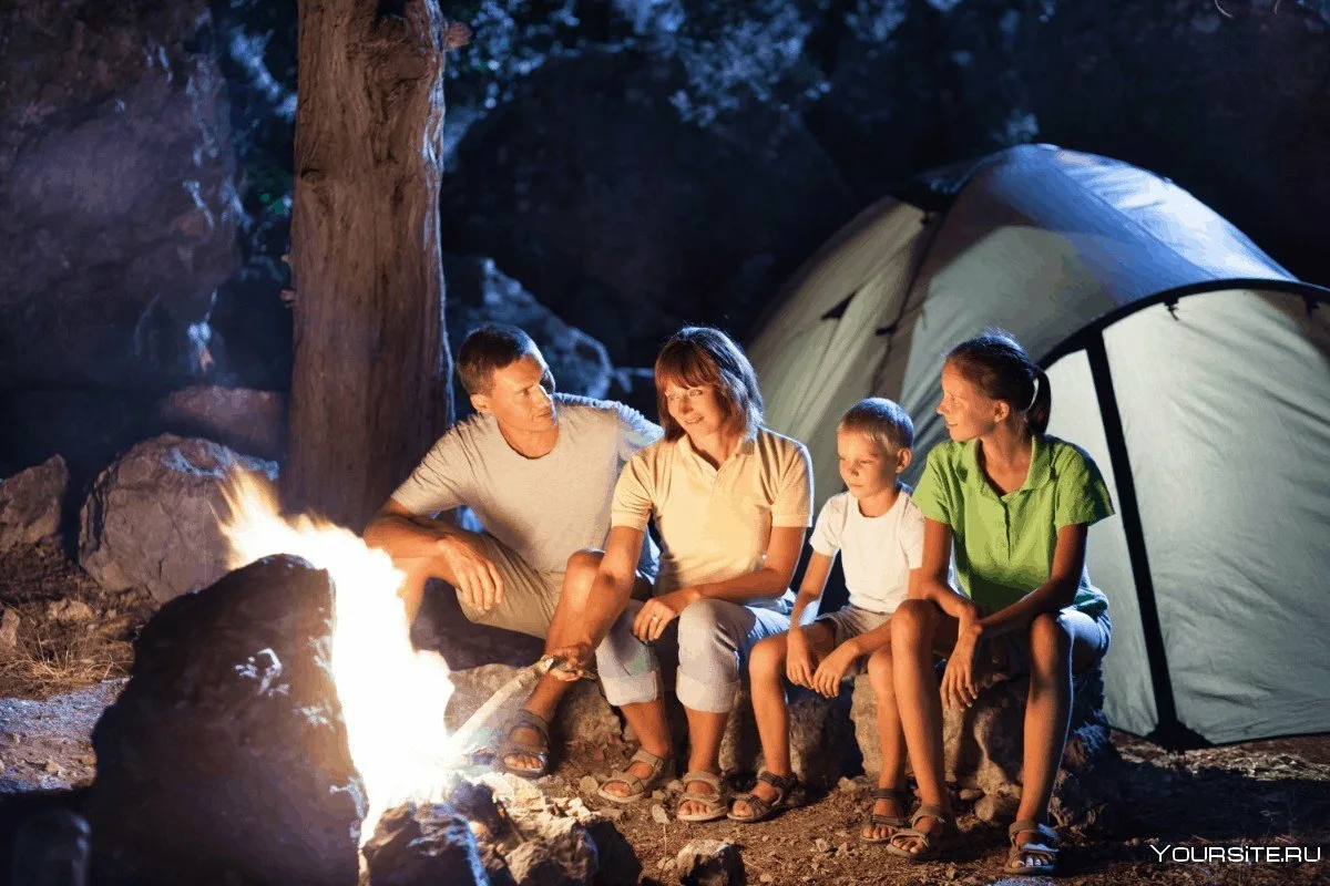 Camping things. Туризм с палатками. Семья в походе. Семейный поход на природу. Дети в походе.