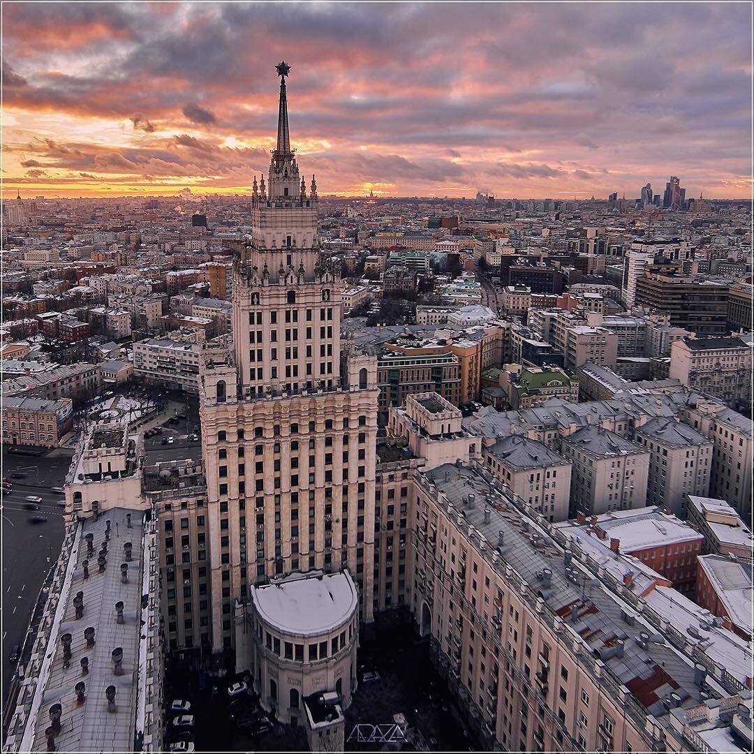 Площадь домов москвы. Высотка на красных воротах. Сталинские высотки красные ворота. Сталинская высотка у красных ворот в Москве. Здание на площади красных ворот сталинская высотка.