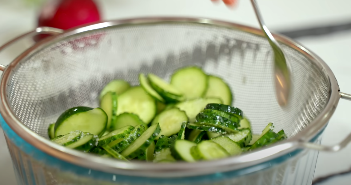 Хрустящий салат из огурцов